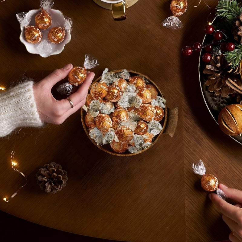 Lindt LINDOR Holiday Snickerdoodle White Chocolate Truffles - Image 3
